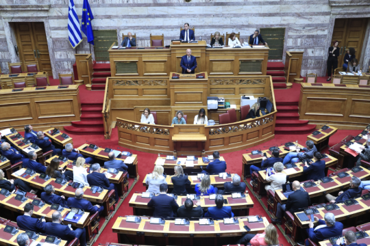 Η «απολογία των 13» της ΝΔ στην Ολομέλεια της Βουλής για τον ΟΠΕΚΕΠΕ [live]